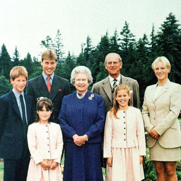 Harry, William, Zara Phillips, le prince Philip, la reine Elizabeth II, Eugénie et Béatrice à Balmoral. 