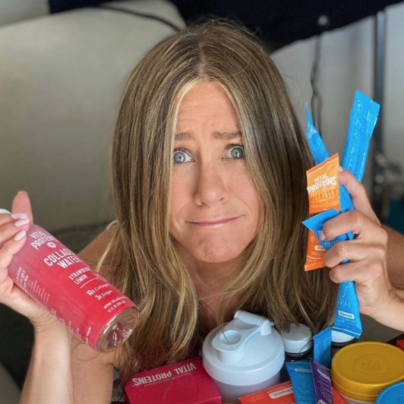 À défaut de devenir maman, Jennifer Aniston va bientôt devenir grande-tante ! Sa nièce Eilie est enceinte et attend son premier enfant.