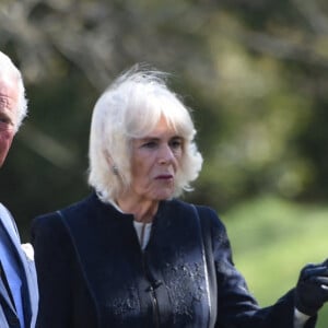 Le prince Charles, prince de Galles et la duchesse de Cornouailles, Camila Parker-Bowles, passent en revue les hommages au prince Philip dans les jardins de Marlborough House à Londres le 15 avril 2021.