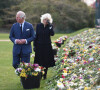 Le prince Charles, prince de Galles et la duchesse de Cornouailles Camila Parker-Bowles passent en revue les hommages au prince Philip dans les jardins de Marlborough House à Londres.