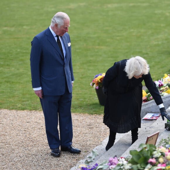 Le prince Charles, prince de Galles et la duchesse de Cornouailles Camila Parker-Bowles passent en revue les hommages au prince Philip dans les jardins de Marlborough House à Londres le 15 avril 2021.