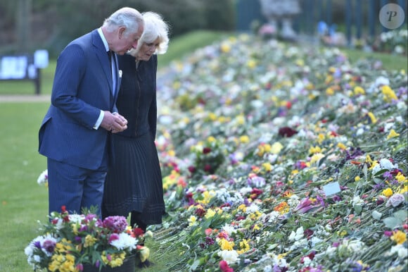 Le prince Charles, prince de Galles et la duchesse de Cornouailles Camila Parker-Bowles passent en revue les hommages au prince Philip dans les jardins de Marlborough House à Londres le 15 avril 2021.