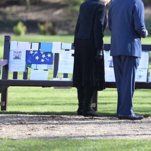 Le prince Charles, prince de Galles et la duchesse de Cornouailles Camila Parker-Bowles passent en revue les hommages au prince Philip dans les jardins de Marlborough House à Londres le 15 avril 2021.