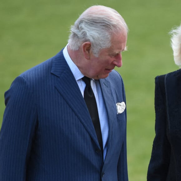 Le prince Charles, prince de Galles et la duchesse de Cornouailles Camila Parker-Bowles passent en revue les hommages au prince Philip dans les jardins de Marlborough House à Londres le 15 avril 2021.