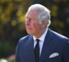 Le prince Charles, prince de Galles, passe en revue les hommages au prince Philip dans les jardins de Marlborough House à Londres le 15 avril 2021.