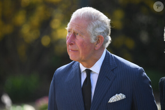 Le prince Charles, prince de Galles, passe en revue les hommages au prince Philip dans les jardins de Marlborough House à Londres le 15 avril 2021.