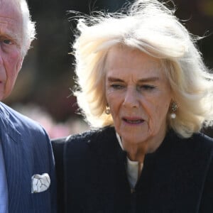 Le prince Charles, prince de Galles et la duchesse de Cornouailles Camila Parker-Bowles passent en revue les hommages au prince Philip dans les jardins de Marlborough House à Londres le 15 avril 2021.