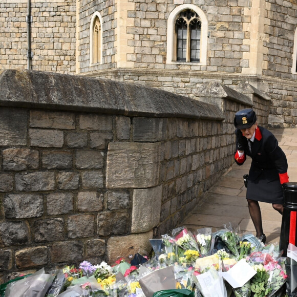 Les Britanniques viennent rendre hommage à la mémoire du Prince Philip devant le château de Windsor, après l'annonce de son décès à l'âge de 99 ans. Le 9 avril 2021.