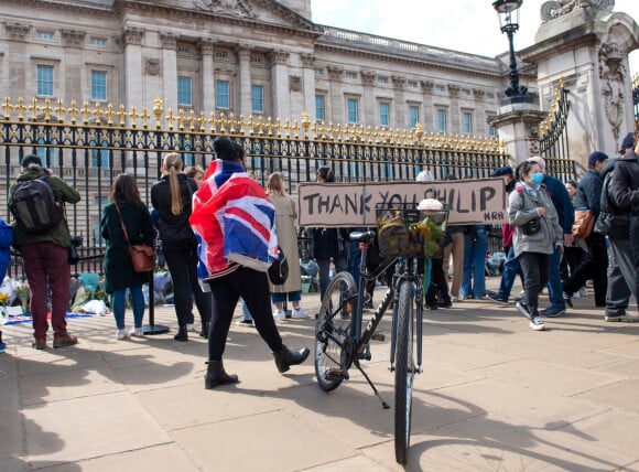 De nombreux hommages, des fleurs et des mots ont été déposés devant le palais de Buckingham à Londres, suite au décès du prince Philip, duc d'Edimbourg. Le 9 avril 2021