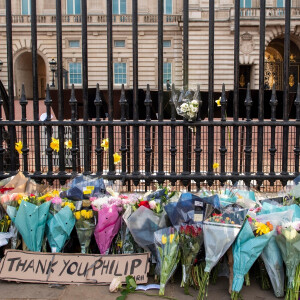 De nombreux hommages, des fleurs et des mots ont été déposés devant le palais de Buckingham à Londres, suite au décès du prince Philip, duc d'Edimbourg. Le 9 avril 2021