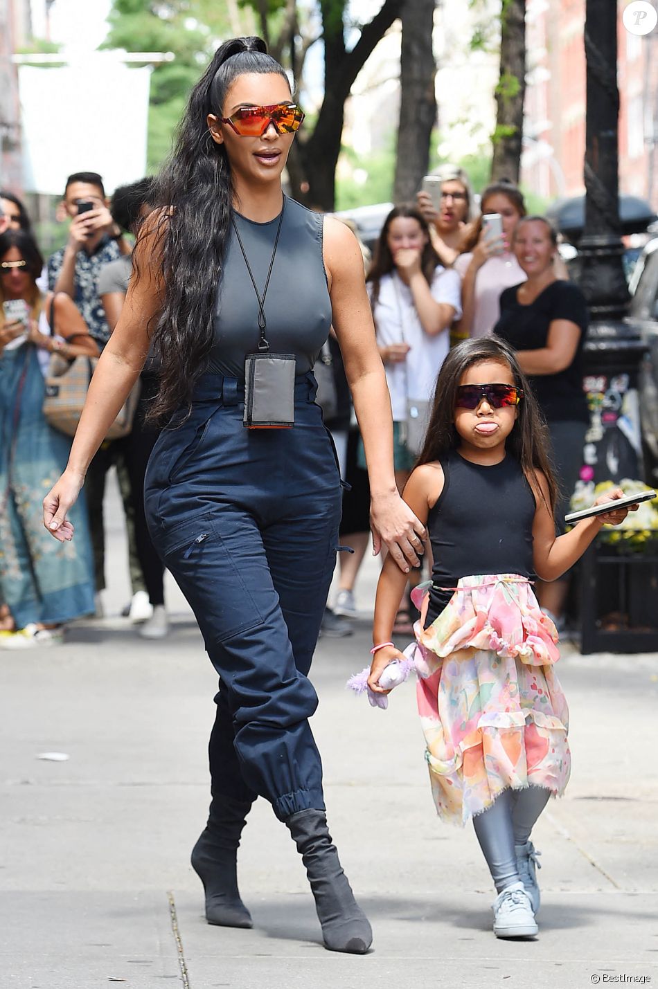 Kim Kardashian avec son compagnon Kanye West et leur fille North West se promènent à New York, le 15 juin 2018.