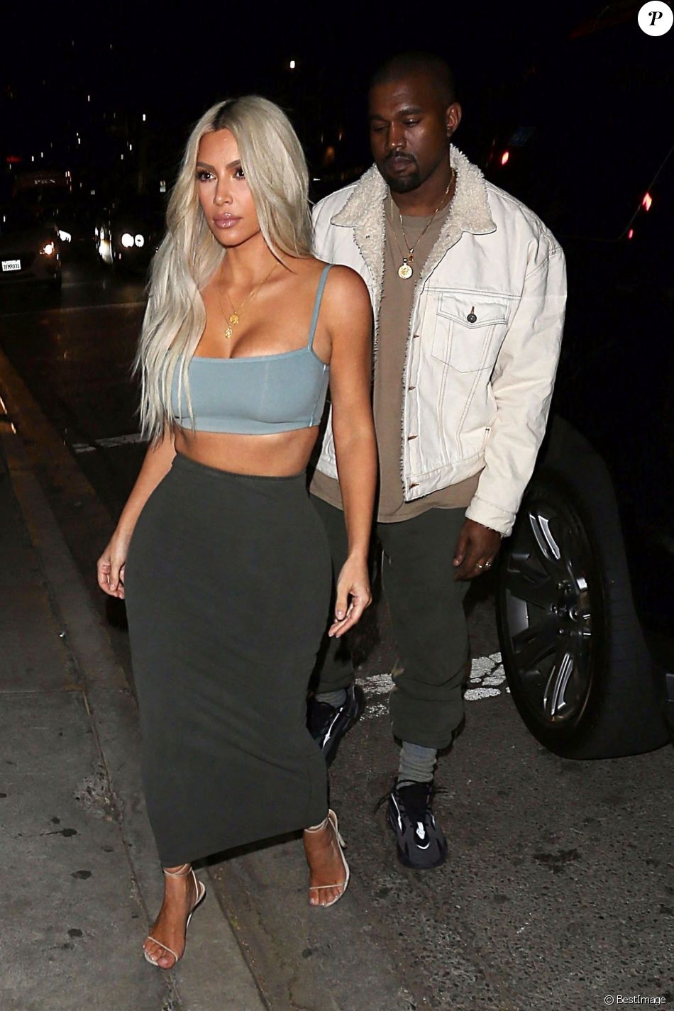 Kim Kardashian et son mari Kanye West arrivent au restaurant Petite Taqueria pour l'anniversaire de K. Jenner à West Hollywood, le 2 novembre 2017