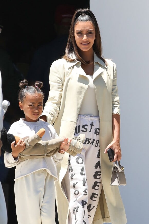 Kim Kardashian et sa fille North West ont assisté à la messe dominicale de Kanye West à Los Angeles. La petite North montre fièrement sa nouvelle poupée Mickey aux amies de sa mère. Le 30 juin 2019