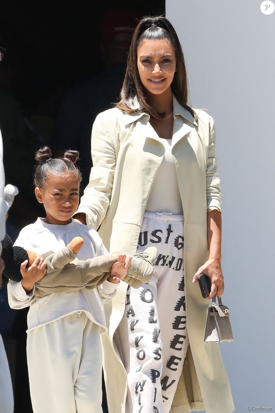 Kim Kardashian et sa fille North West ont assisté à la messe dominicale de Kanye West à Los Angeles. La petite North montre fièrement sa nouvelle poupée Mickey aux amies de sa mère. Le 30 juin 2019