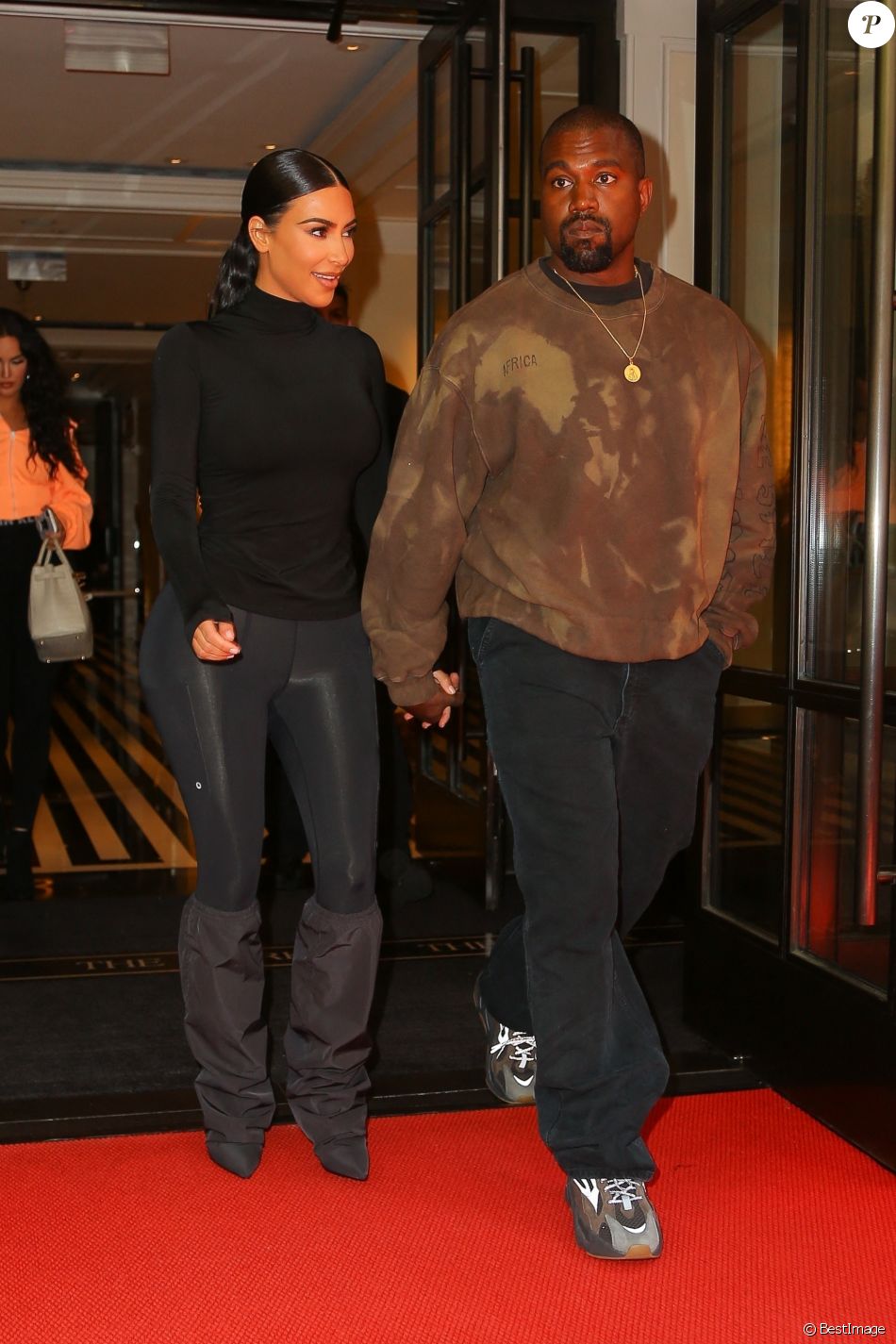 Kim Kardashian et son mari Kanye West main dans la main à la sortie de leur hôtel le lendemain de la soirée du Met Gala à New York, le 7 mai 2019.