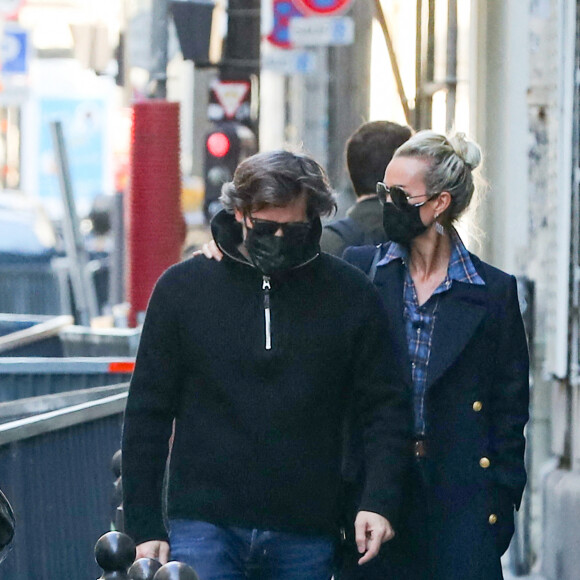 Exclusif - Laeticia Hallyday et son compagnon Jalil Lespert à la sortie du domicile de Jalil à Paris le 9 novembre 2020.
