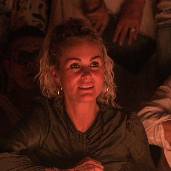 Laeticia Hallyday se recueille sur la tombe de Johnny Hallyday au cimetière de Lorient à Saint-Barthélémy, le 5 décembre 2019.