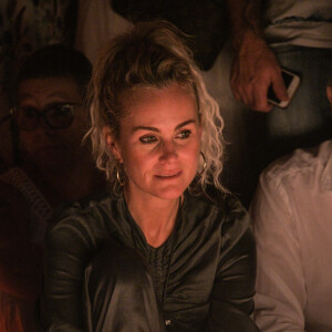 Laeticia Hallyday se recueille sur la tombe de Johnny Hallyday au cimetière de Lorient à Saint-Barthélémy, le 5 décembre 2019.