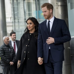 Le prince Harry, duc de Sussex, et son épouse Meghan Markle, duchesse de Sussex, rendent hommage aux victimes de la tuerie de Christchurch à New Zealand House. Londres, le 19 mars 2019.