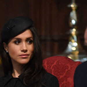 Le prince William, duc de Cambridge, Meghan Markle, duchesse de Sussex et le prince Harry, duc de Sussex, lors de la cérémonie commémorative de l'ANZAC Day à l'abbaye de Westminster à Londres. Le 25 avril 2018