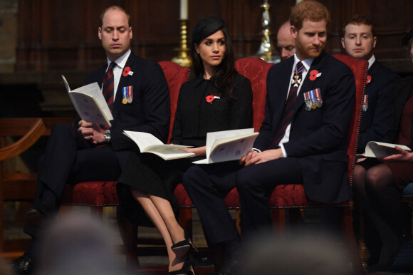 Le prince William, duc de Cambridge, Meghan Markle, duchesse de Sussex et le prince Harry, duc de Sussex, lors de la cérémonie commémorative de l'ANZAC Day à l'abbaye de Westminster à Londres. Le 25 avril 2018