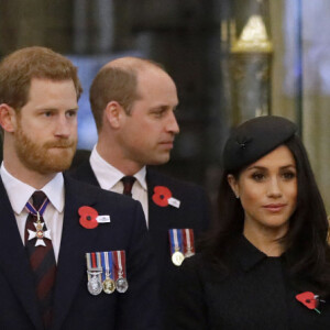 Le prince William, duc de Cambridge, Meghan Markle, duchesse de Sussex et le prince Harry, duc de Sussex, lors de la cérémonie commémorative de l'ANZAC Day à l'abbaye de Westminster à Londres. Le 25 avril 2018