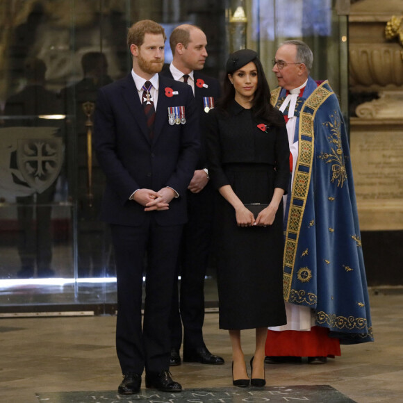 Le prince William, duc de Cambridge, Meghan Markle, duchesse de Sussex et le prince Harry, duc de Sussex, lors de la cérémonie commémorative de l'ANZAC Day à l'abbaye de Westminster à Londres. Le 25 avril 2018