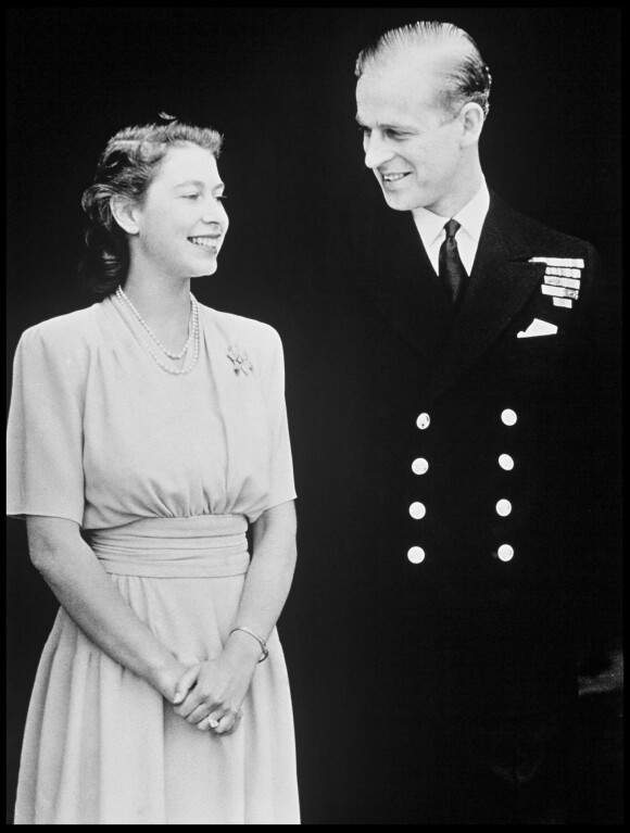 Elizabeth II et le prince Philip lors de l'annonce de leur mariage à Londres.