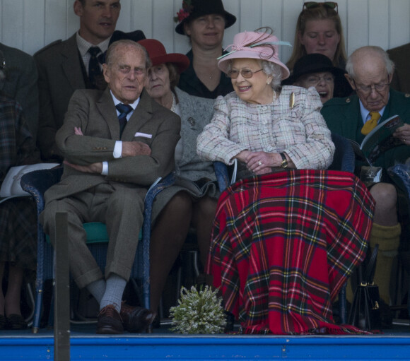 La reine Elizabeth II d'Angleterre, le prince Philip, duc d'Edimbourg assistent aux jeux de Braemar en Écosse, le 2 septembre 2017.