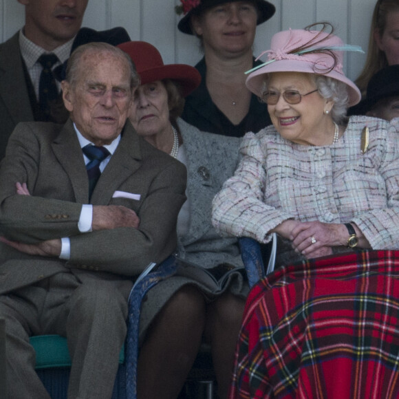 La reine Elizabeth II d'Angleterre, le prince Philip, duc d'Edimbourg assistent aux jeux de Braemar en Écosse, le 2 septembre 2017.