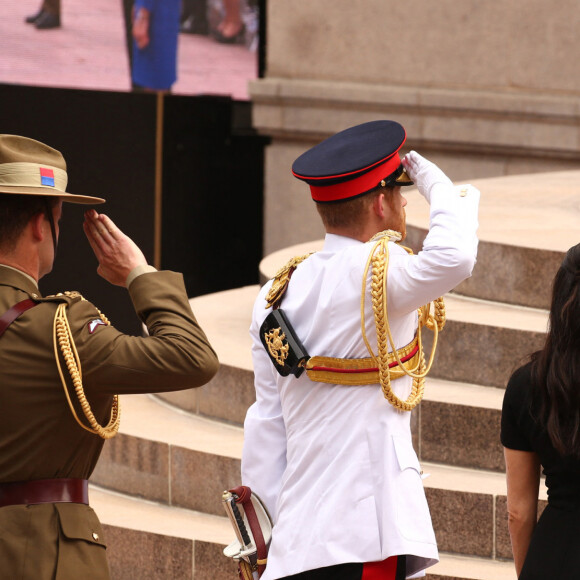 Le prince Harry, duc de Sussex, et Meghan Markle, duchesse de Sussex, enceinte, déposent une couronne au monument de guerre de l'ANZAC à Sydney, le 20 octobre 2018.