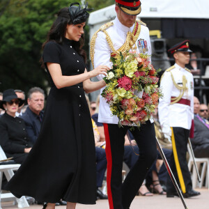 Le prince Harry, duc de Sussex, et Meghan Markle, duchesse de Sussex, enceinte, déposent une couronne au monument de guerre de l'ANZAC à Sydney, le 20 octobre 2018.