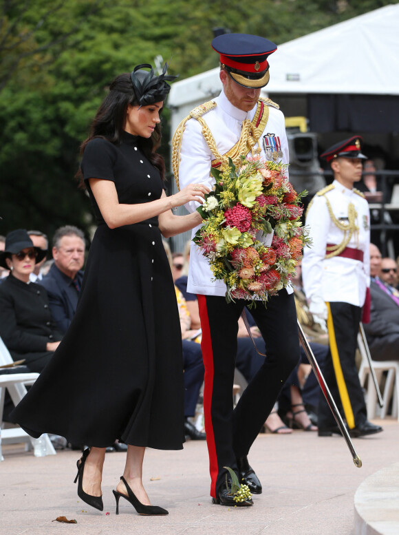Le prince Harry, duc de Sussex, et Meghan Markle, duchesse de Sussex, enceinte, déposent une couronne au monument de guerre de l'ANZAC à Sydney, le 20 octobre 2018.