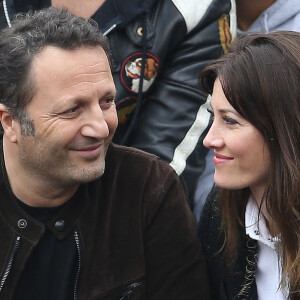 Arthur (Jacques Essebag) et sa compagne Mareva Galanter dans les tribunes de la finale homme des internationaux de France de Roland Garros à Paris le 5 juin 2016. © Moreau-Jacovides / Bestimage