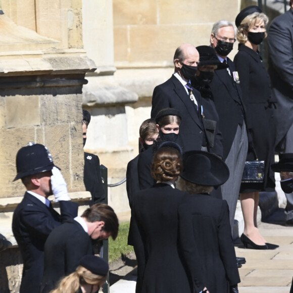 La reine Elisabeth II d'Angleterre, Catherine Kate Middleton, la duchesse de Cambridge, Zara Phillips (Tindall) et Mike Tindall, la princesse Eugenie d'York et son mari Jack Brooksbank, la princesse Beatrice d'York et son mari Edoardo Mapelli Mozzi - Arrivées aux funérailles du prince Philip, duc d'Edimbourg à la chapelle Saint-Georges du château de Windsor, Royaume Uni, le 17 avril 2021.