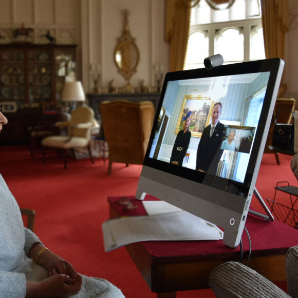 La reine Elisabeth II d'Angleterre rencontre les ambassadeurs en visio conférence, elle est au chateau de Windsor alors qu'ils sont reçus à Buckingham à Londres. Le 4 décembre 2020. © Buckingham Palace via Bestimage