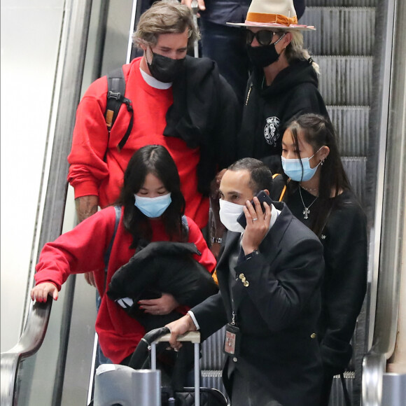 Exclusif - Laeticia Hallyday, ses filles Jade et Joy et son compagnon Jalil Lespert arrivent à Paris en provenance de Saint-Barthélemy, le 19 décembre 2020.