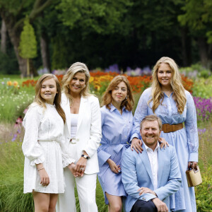 Le roi Willem Alexander des Pays-Bas, La princesse Ariane des Pays-Bas, La reine Maxima des Pays-Bas, La princesse Catharina-Amalia des Pays-Bas, La princesse Alexia des Pays-Bas - Rendez-vous avec les membres de la famille royale des Pays-Bas dans les jardins du Huis ten Bosch à La Haye le 17 juillet 2020.