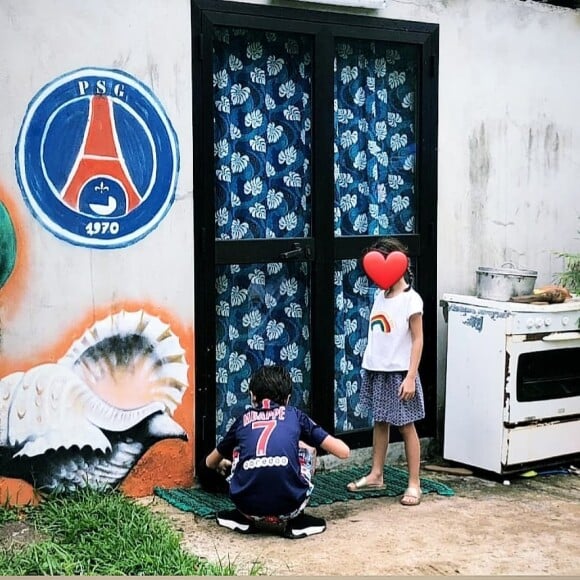 Jamel Debbouze montre ses enfants Léon (habillé du maillot du PSG floqué au nom de Kylian Mbappé) et Lila sur Instagram.