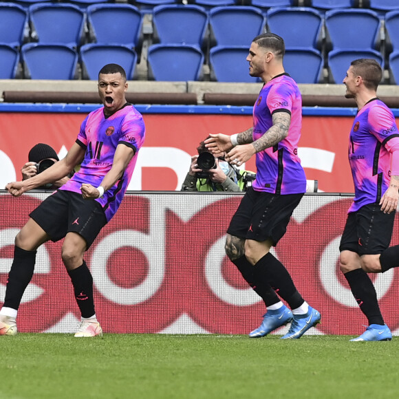 Kylian Mbappé, Mauro Icardi et Marco Verratti lors du match Paris Saint-Germain (PSG) - AS Saint-étienne (ASSE), au Parc des Princes à Paris. Le 17 avril 2021. © Jean-Baptiste Autissier /Panoramic/Bestimage