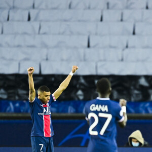 Kylian Mbappé et Idrissa Gueye fêtent la qualification du PSG en demi-finale de la Ligue des Champions à l'issue du quart de finale retour face au Bayern Munich, au Parc des Princes. Paris, le 13 avril 2021.