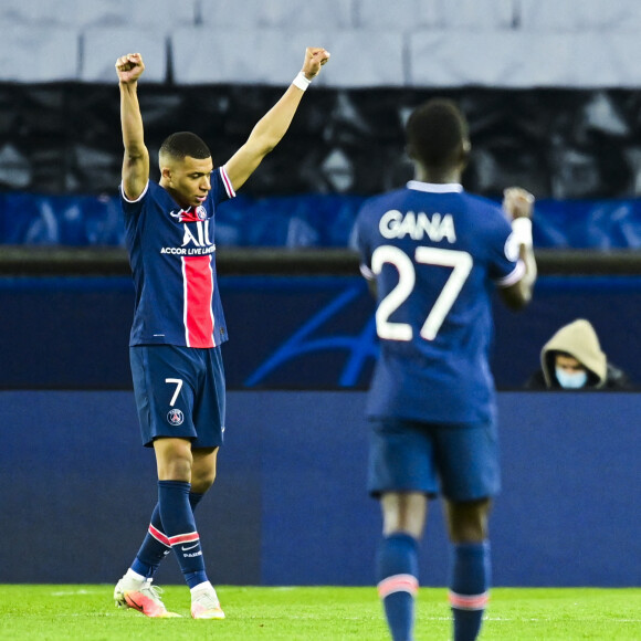 Kylian Mbappé et Idrissa Gueye fêtent la qualification du PSG en demi-finale de la Ligue des Champions à l'issue du quart de finale retour face au Bayern Munich, au Parc des Princes. Paris, le 13 avril 2021.
