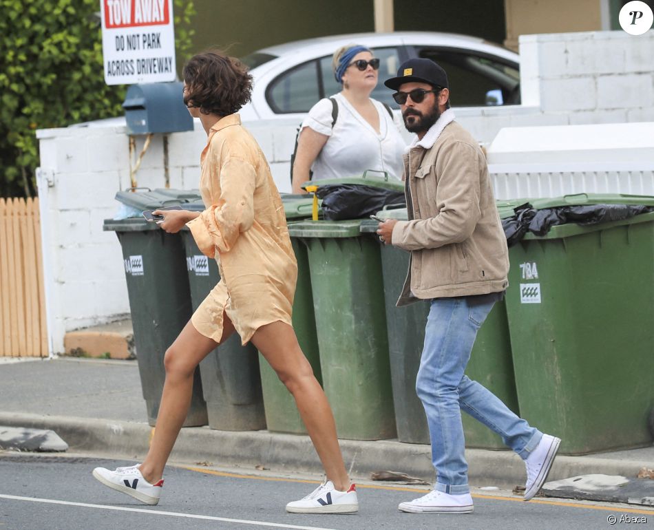 Zac Efron et Vanessa Valladares à Byron Bay, en Australie. Le 22 octobre 2020.