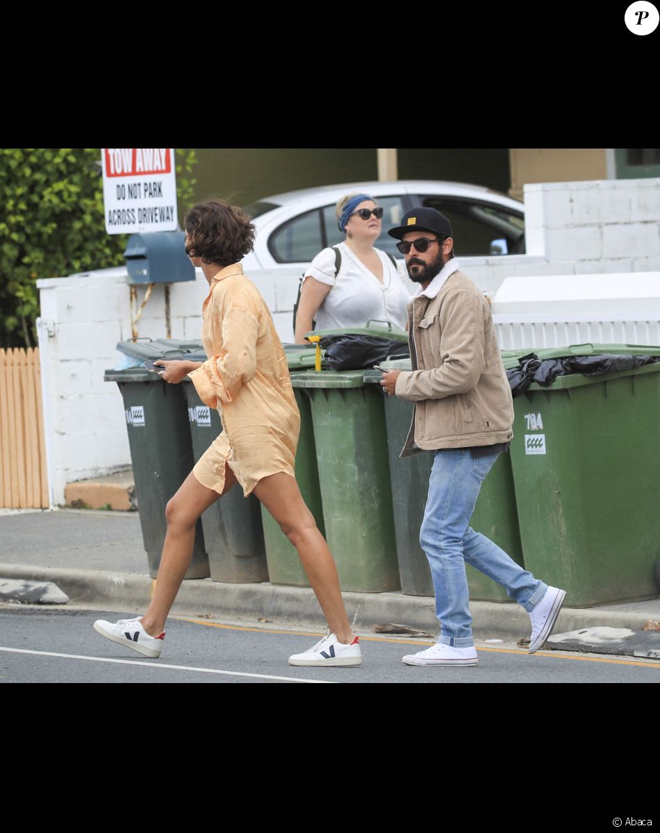 Zac Efron et Vanessa Valladares à Byron Bay, en Australie. Le 22 octobre 2020.