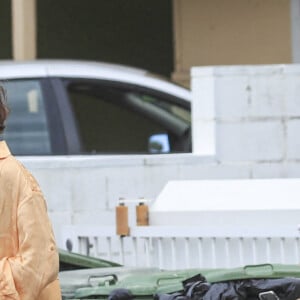 Zac Efron et Vanessa Valladares à Byron Bay, en Australie. Le 22 octobre 2020.