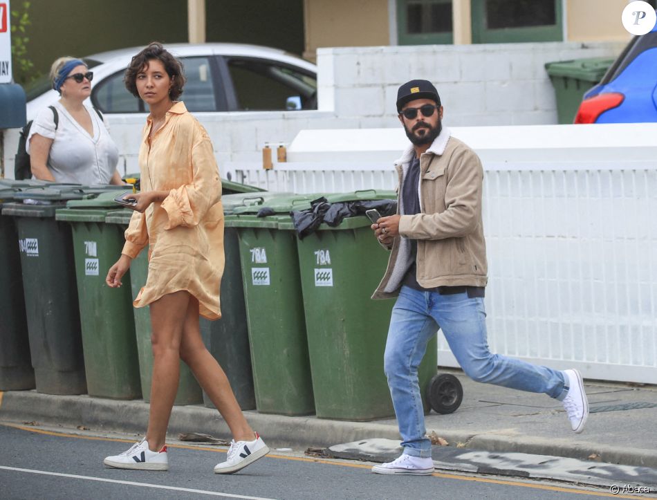 Zac Efron et Vanessa Valladares à Byron Bay, en Australie. Le 22 octobre 2020.