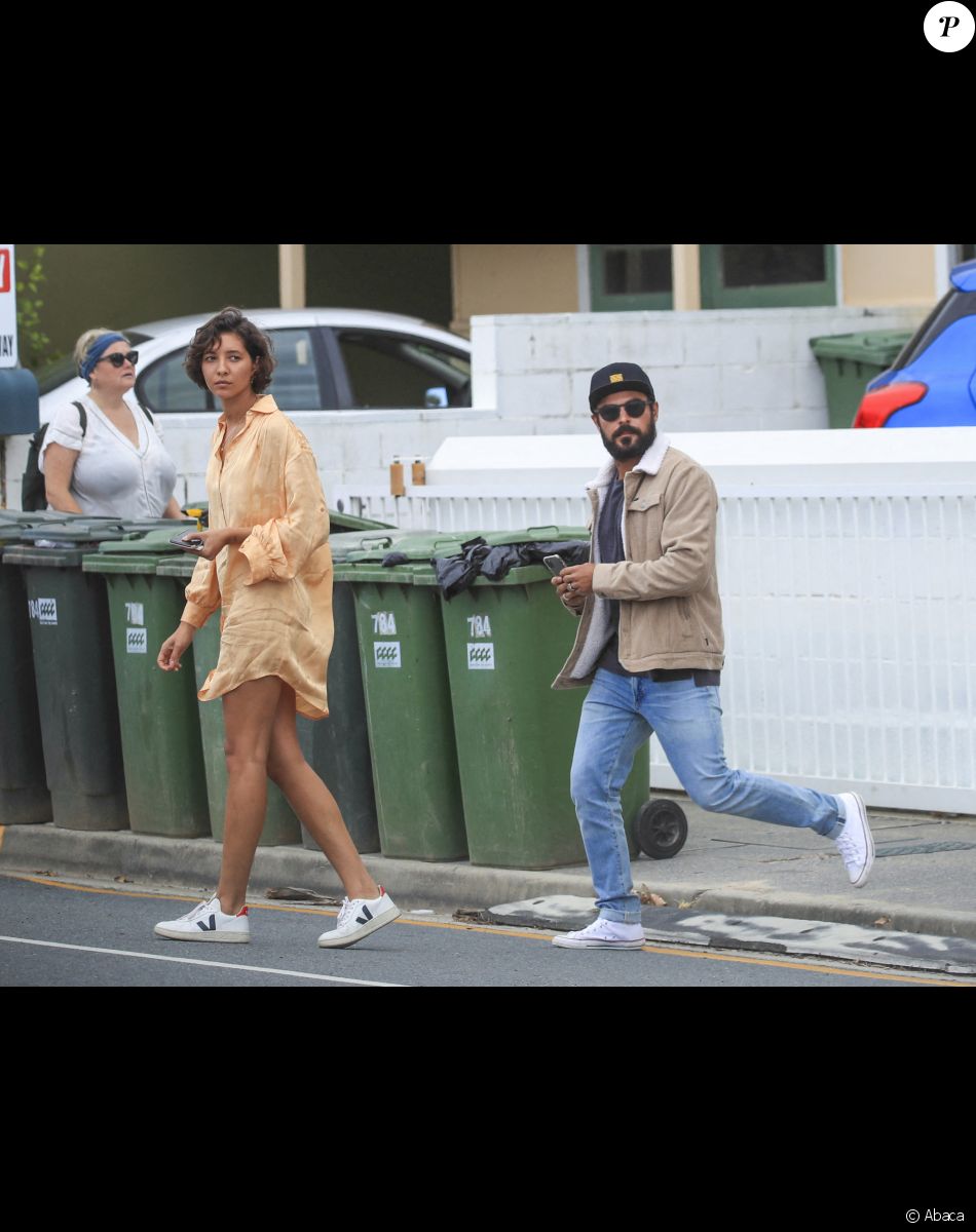 Zac Efron et Vanessa Valladares à Byron Bay, en Australie. Le 22 octobre 2020.
