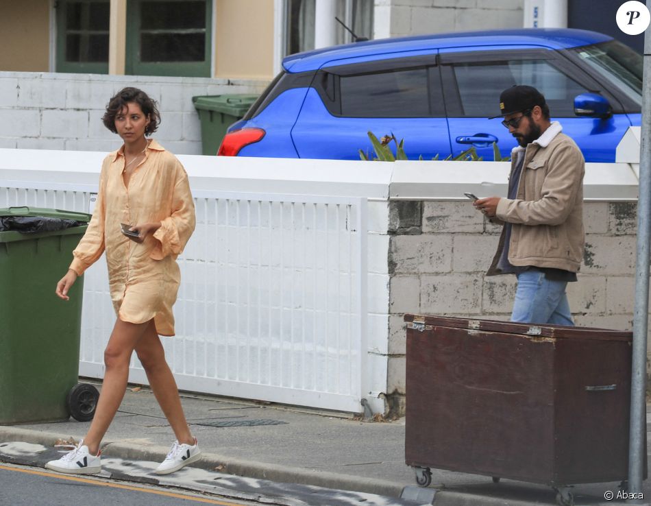 Zac Efron et Vanessa Valladares à Byron Bay, en Australie. Le 22 octobre 2020.