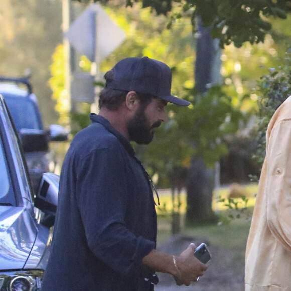 Zac Efron et Vanessa Valladares à Byron Bay, en Australie. Le 16 octobre 2020.