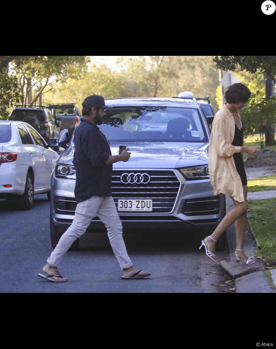 Zac Efron et Vanessa Valladares à Byron Bay, en Australie. Le 16 octobre 2020.